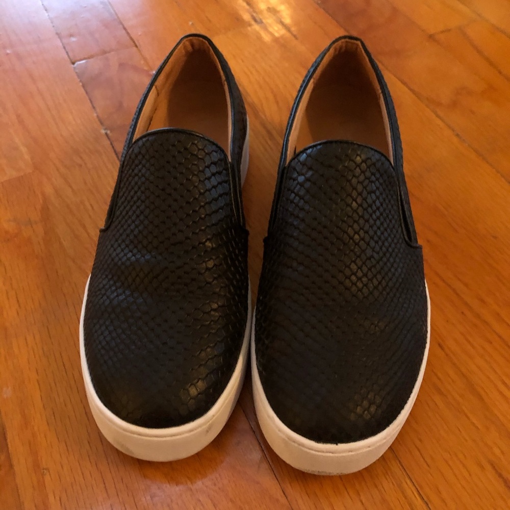 LIKE NEW- 6.5 Vionic Women’s Midi in Black Snake